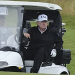 O presidente dos EUA, Donald Trump, explodiu a música enquanto corria o buggy de golfe pelo campo