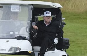 Um sorriso e uma onda quando a garota da cidade atingiu o buggy de golfe de Donald Trump O presidente dos EUA, Donald Trump, explodiu a música enquanto corria o buggy de golfe pelo campo