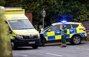 Herói do lado de fora do serviço do serviço que viaja atrás do treinador da escola de Somerset que derruba e deixou um aluno morto e 21 feridos, poderia salvar outras pessoas ao libertar imediatamente crianças São vistos rebanhos de emergência que resgatam passageiros do ônibus após um acidente em Somerset