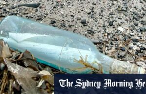 Uma instituição de caridade é encontrada no oceano no oceano Na garrafa, com a nota lançada no mar de 13 anos da ilha de Bell, no Canadá.