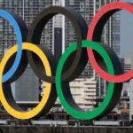 Uma lista de organizações esportivas que começaram com as proibições de competição de transgêneros