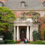 As pessoas exploram Filoli House and Gardens em Woodside, Califórnia, em ...