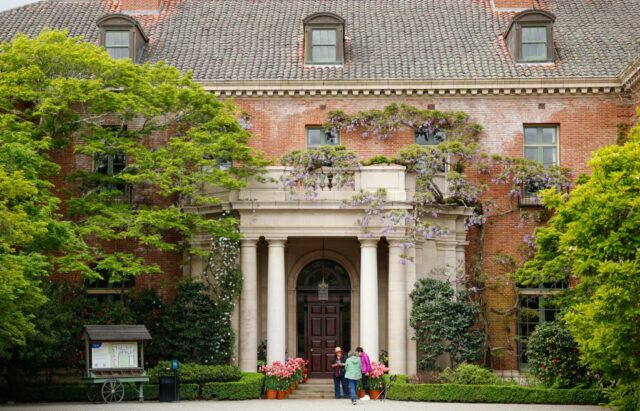 As pessoas exploram Filoli House and Gardens em Woodside, Califórnia, em ...