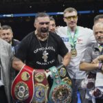 A Ucrânia Oleksandr Usyk está comemorando o inquestionável Campeonato Mundial de Boxe Pesado contra Daniel Dubois na Inglaterra no sábado, 19 de julho de 2025.