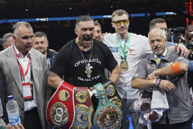 A Ucrânia Oleksandr Usyk está comemorando o inquestionável Campeonato Mundial de Boxe Pesado contra Daniel Dubois na Inglaterra no sábado, 19 de julho de 2025.