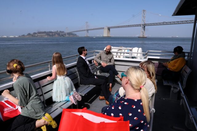 Wiliam Fellker, de São Francisco, o segundo da esquerda, e outros estão esperando a balsa na Baía de São Francisco no domingo, 1º de junho de 2025, em 1º de junho de 2025 na doca da Main Street Alameda Ferry Terminal, em Alameda, Calified. Felker comprou uma lâmpada na vizinha Alameda Point Antiques Faire. (Jane Tyska/Bay Area News Group)