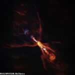 As imagens incríveis mostram o momento exato em que os planetas começaram a se formar em torno de uma estrela 1.300 anos -luz de distância da terra