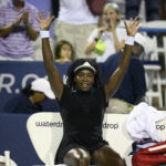 Venus Williams balança para a multidão depois de perder Magdalena Frech da Polônia durante uma partida no torneio do Citi Open Tennis em Washington na quinta -feira, 24 de julho de 2025.