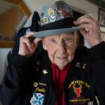 Veterano do Dia D, estrela de Tikok 'Papa Jake' Larson morre em 102