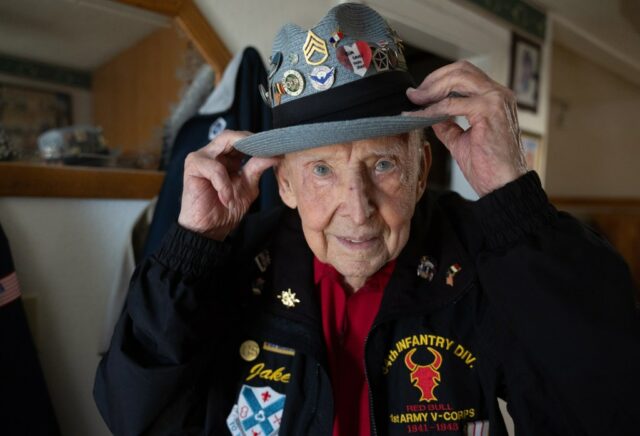 Veterano do Dia D, estrela de Tikok 'Papa Jake' Larson morre em 102

