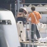 Victoria Beckham, 51 anos, viu orgulho de receber seu amado filho Cruz, 20, e sua namorada Jackie Apostel, 30, a bordo dela e do iate de David a 16 milhões de libras em St Tropez na segunda -feira