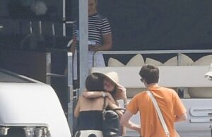 Victoria e David Beckham recebem o filho Cruz e sua namorada Jackie Apostel a bordo do iate de £ 16 milhões em St Tropez quando desfrutam de férias de verão com Eva Longoria … enquanto o Brooklyn vive em enormes £ 85 milhões de navios Victoria Beckham, 51 anos, viu orgulho de receber seu amado filho Cruz, 20, e sua namorada Jackie Apostel, 30, a bordo dela e do iate de David a 16 milhões de libras em St Tropez na segunda -feira