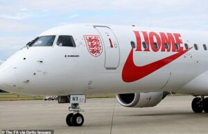 Victorious Leoisses chega ao Reino Unido quando os fãs se reúnem para ver seus heróis do euro antes da viagem a Downing Street – mesmo que tenham sido instruídos a ficar longe Victorious Leoisses chega ao Reino Unido quando os fãs se reúnem para ver seus heróis do euro antes da viagem a Downing Street - mesmo que tenham sido instruídos a ficar longe