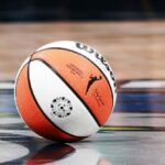 Vídeo: Fan joga vibrador verde no tribunal no jogo VNBA