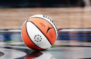 Vídeo: Fan joga vibrador verde no tribunal no jogo VNBA Vídeo: Fan joga vibrador verde no tribunal no jogo VNBA