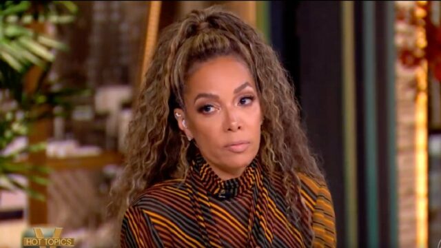 "View" hospedado Sunny Hostin não pensa que o relatório conflitante da lista de Epstein abolido, "que o navio navegou"


