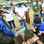 Vila Energi Berdikari em Bali, as pessoas desenvolvem produtos baseados em produtos florestais e ecoturismo