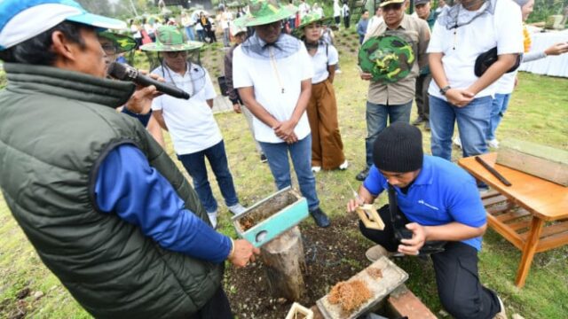 Vila Energi Berdikari em Bali, as pessoas desenvolvem produtos baseados em produtos florestais e ecoturismo

