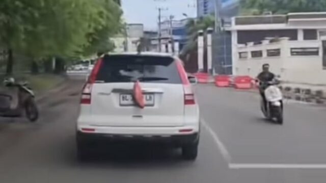 Viral! Bolsa vermelha atrás do carro, os cidadãos são enganados por seu conteúdo

