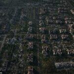 As ruínas dos edifícios destruídos são vistos na cidade de Chasiv Yar ao amanhecer em 24 de julho