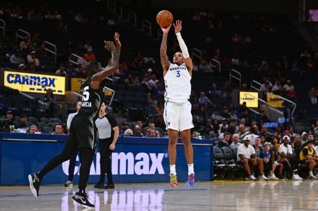 Alex Tohey (22), do Golden State Warriors, transfere a bola contra o Miami Heats Keshad Johnson (16) no terceiro trimestre de sua liga clássica de verão da Califórnia no Chase Center em San Francisco, Califórnia, na terça -feira, 8 de julho de 2025.