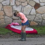 O juiz do condado de Kerr, Rob Kelly, não sabia que tipo de acampamento do sistema de alerta Mystic teve que tentar obter todos os 750 de seus campistas em segurança (foto: uma garota que reage à lesão no acampamento)
