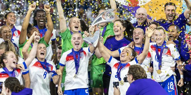 Vitória final do euro feminino: Leoisses Clinch "Melhor desempenho na história do futebol inglês" quando o levam para casa novamente após triunfar sobre a Espanha

