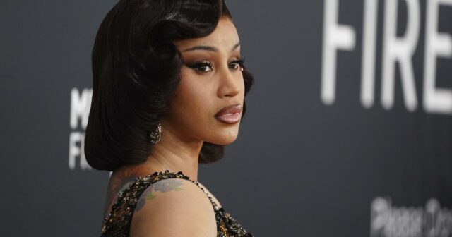 Você se lembra quando Cardi B mostrou um microfone para um ventilador? Ela está sendo processada por isso

