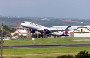 Voos baseados no aeroflot russo do aeroflot russo da Rússia an Aeroflot flight taking off