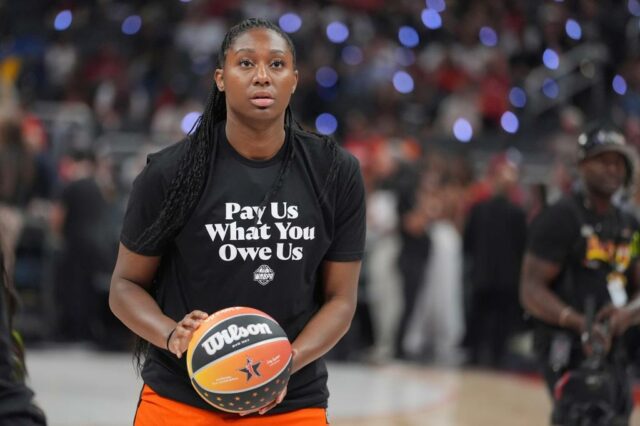 WNBA All-Stars Print League nas negociações da CBA com camisas de aquecimento


