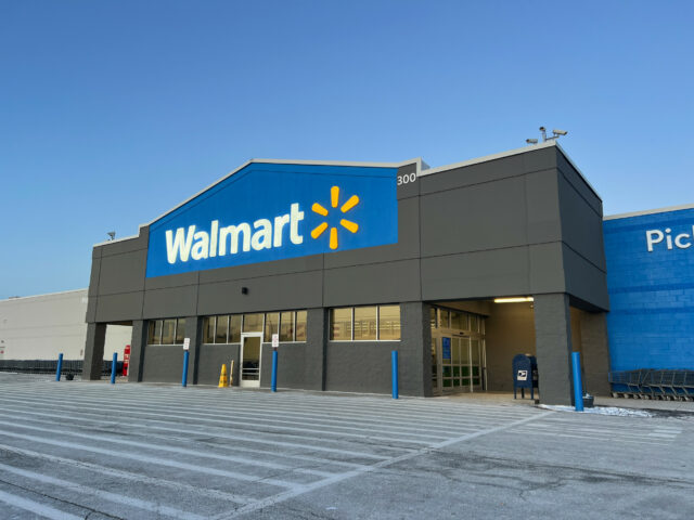 Walmart Stabbing: O vídeo parece mostrar suspeito para ser confrontado

