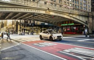 TechCrunch Mobile: Waymo obtém pontuações grandes em Big Apple e NVIDIA suporta nuro Waymo Driver Jaguar I-Pace mapping NYC at grand central