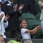 Tara, filha de Novak Djokovic da Sérvia, dança seu pai enquanto derrota Miomir Kecmanovic na terceira rodada do Campeonato de Tênis de Wimbledon em Londres no sábado, 5 de julho.