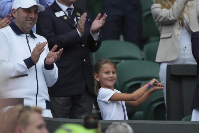 Tara, filha de Novak Djokovic da Sérvia, dança seu pai enquanto derrota Miomir Kecmanovic na terceira rodada do Campeonato de Tênis de Wimbledon em Londres no sábado, 5 de julho.