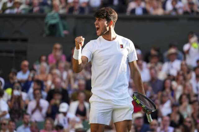 Carlos Alcaraz, da Espanha, celebra Cameron Norrie, Inglaterra, durante um quarto de jogo no campeonato de tênis de Wimbledon, em Londres, na terça -feira, 8 de julho de 2025.