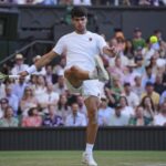 Carlos Alcaraz, de Espanha, chutou a bola depois que ele perdeu o chute contra o Jan-Lennard Struff na Alemanha durante a terceira rodada da partida masculina no Wimbledon Tennis Championships em Londres na sexta-feira, 4 de julho de 2025. (