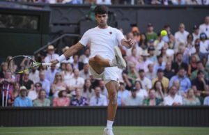 Wimbledon: Carlos Alcaraz irregular está lutando na quarta rodada Carlos Alcaraz, de Espanha, chutou a bola depois que ele perdeu o chute contra o Jan-Lennard Struff na Alemanha durante a terceira rodada da partida masculina no Wimbledon Tennis Championships em Londres na sexta-feira, 4 de julho de 2025. (