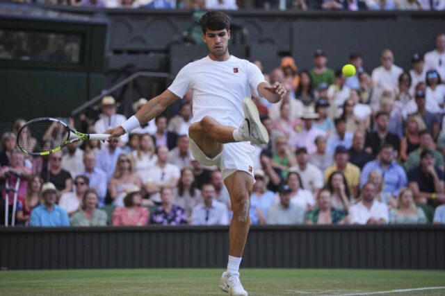 Carlos Alcaraz, de Espanha, chutou a bola depois que ele perdeu o chute contra o Jan-Lennard Struff na Alemanha durante a terceira rodada da partida masculina no Wimbledon Tennis Championships em Londres na sexta-feira, 4 de julho de 2025. (