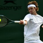 Carlos Alcaraz bombeando sua primeira multidão de Wimbledon.