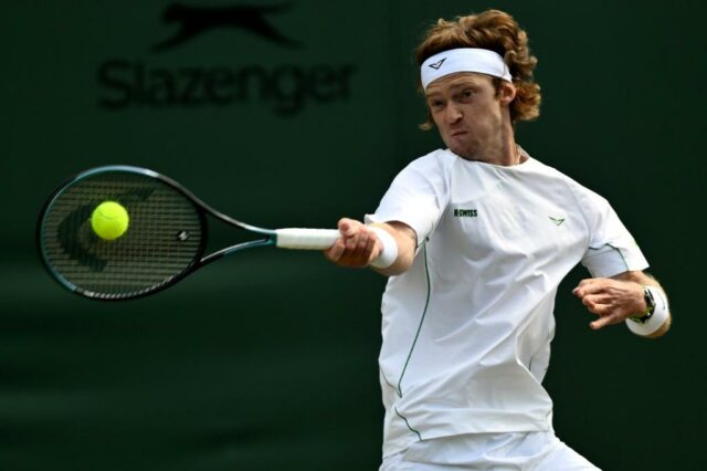 Carlos Alcaraz bombeando sua primeira multidão de Wimbledon.