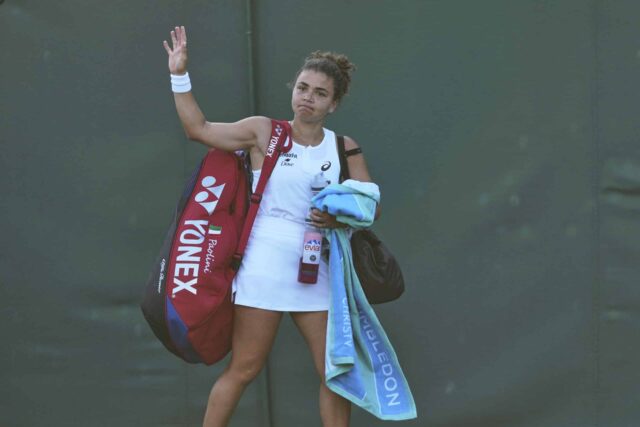 Jasmine Paolini, da Itália, quarta -feira, 2 de julho de 2025, Wimbledon Tennis Championships em Londres durante a segunda rodada de partidas femininas depois de perder Kamilla Rakhimova, da Rússia, depois de deixar o tribunal.