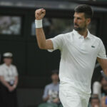 A Sérvia Novak Djokovic reage a terça -feira, 1º de julho de 2025, depois de ganhar um ponto contra Alexandre Muller, da França, durante a primeira rodada de partidas únicas masculinas no Wimbledon Tennis Championships em Londres. (