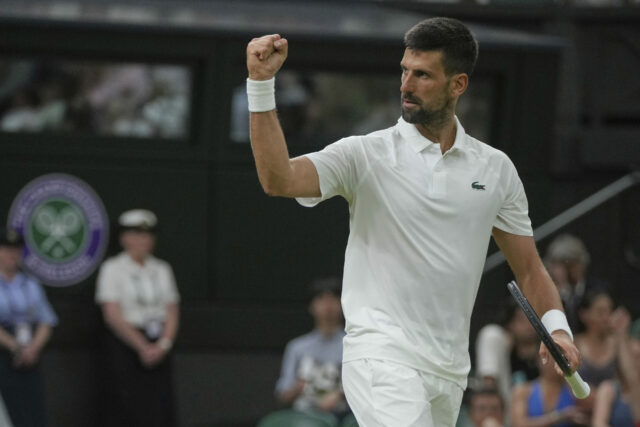 A Sérvia Novak Djokovic reage a terça -feira, 1º de julho de 2025, depois de ganhar um ponto contra Alexandre Muller, da França, durante a primeira rodada de partidas únicas masculinas no Wimbledon Tennis Championships em Londres. (