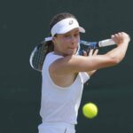 Zeynep Sonmez se tornou o primeiro jogador turco em Wimbledon em Wimbledon, derrotando o Xinyu Wang por 7-5, 7-5 e alcançou a terceira rodada de um grande torneio islâmico.