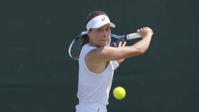 Zeynep Sonmez se tornou o primeiro jogador turco em Wimbledon em Wimbledon, derrotando o Xinyu Wang por 7-5, 7-5 e alcançou a terceira rodada de um grande torneio islâmico.