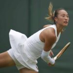 Zheng Qinwen, da China, atende Katerina Czechi da República Tcheca na primeira rodada de partidas femininas no Wimbledon Tennis Championships, em Londres, na terça -feira, 1 de julho de 2025.