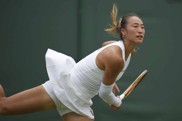 Zheng Qinwen, da China, atende Katerina Czechi da República Tcheca na primeira rodada de partidas femininas no Wimbledon Tennis Championships, em Londres, na terça -feira, 1 de julho de 2025.