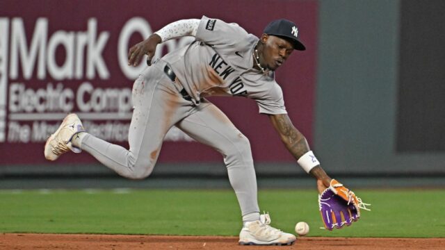 Yanks move chisholm novamente 2b após 3b

