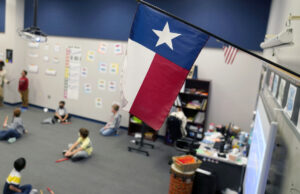1 em 4 distritos escolares do Texas se inscrevem em um novo currículo com infusão bíblica Um monumento de Granite Ten Mandoms fica no chão do Capitólio do Texas, quinta -feira, 29 de maio de 2025, em Austin, Texas. (AP Photo/Eric Gay)