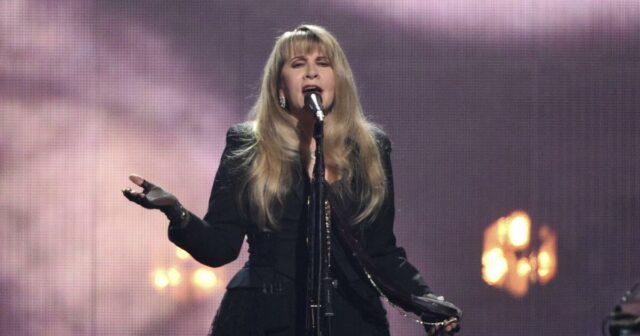 Stevie Nicks quebra seu ombro e adia as datas de sua turnê solo


